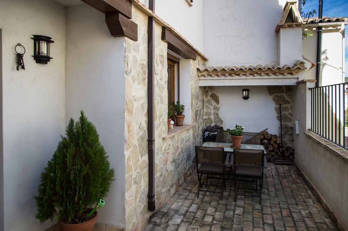 Agradable casa con chimenea de leña interior.