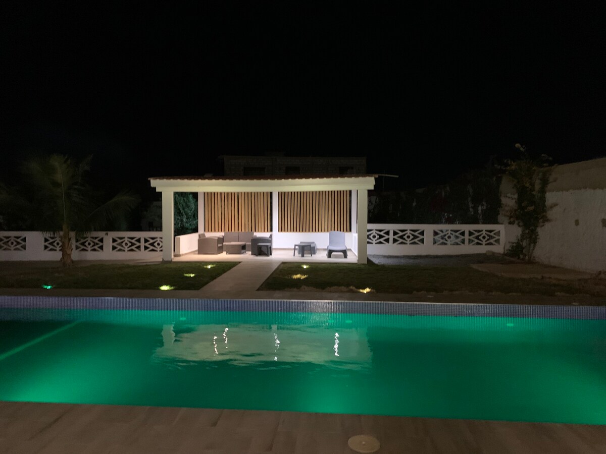 现代化的2000平方米别墅，设有恒温游泳池