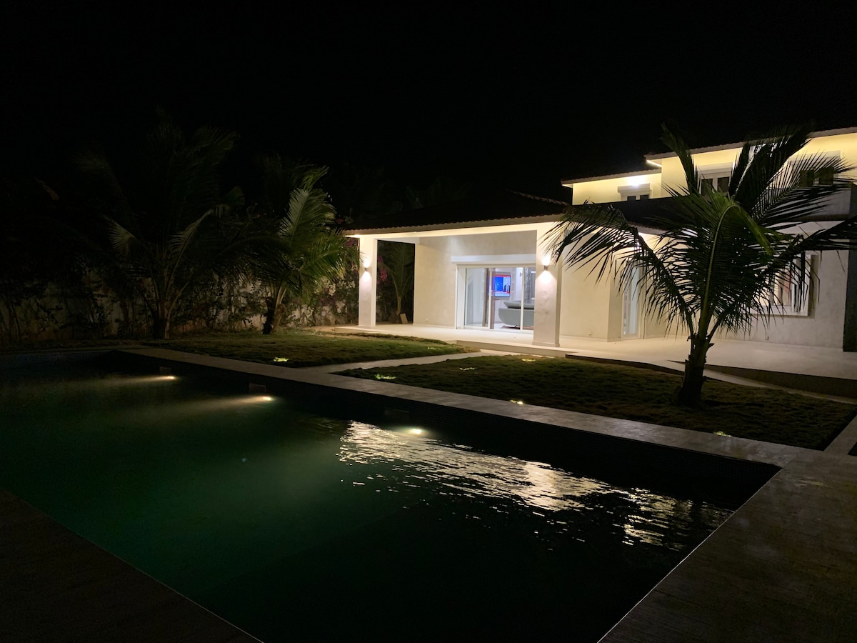 现代化的2000平方米别墅，设有恒温游泳池