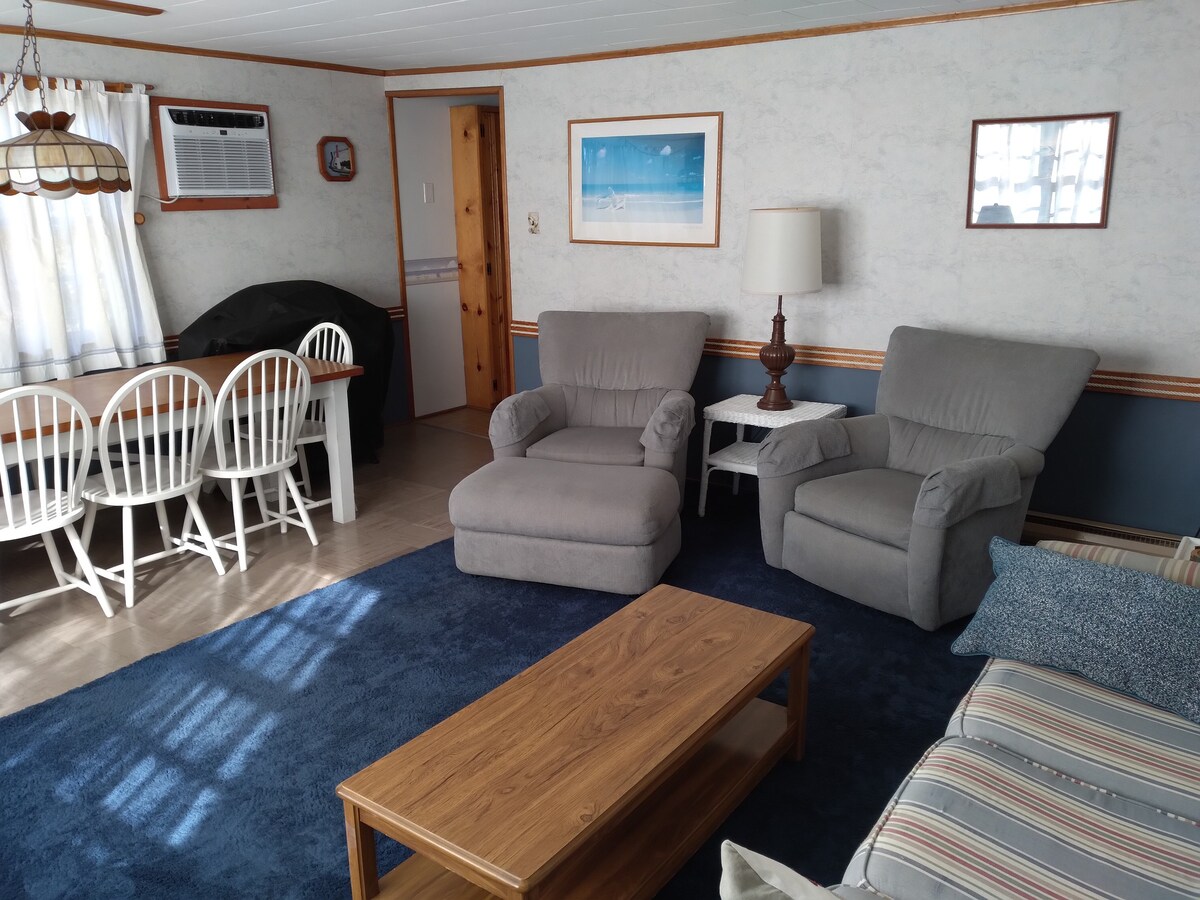 Ocean side, 3 bedroom, well equipped, 2nd Fl Unit