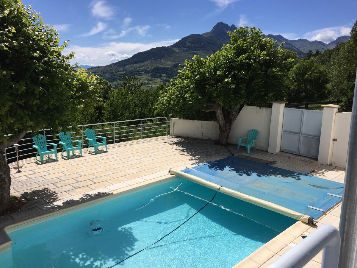 Emplacement unique - piscine et vue panoramique