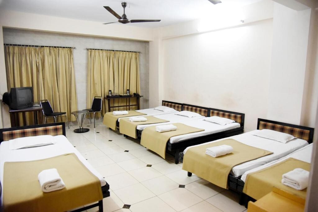 5 Bed Non AC Room In Hotel Sai Yatri Trimbakeshwar