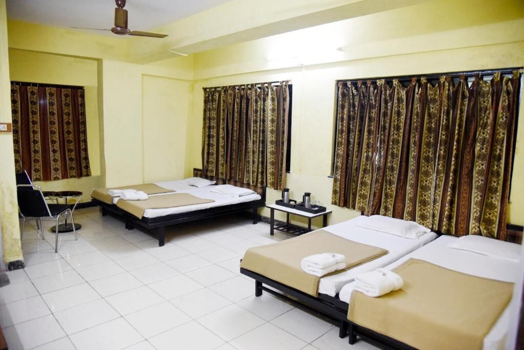 4 Bed AC Room In Hotel Sai Yatri Trimbakeshwar