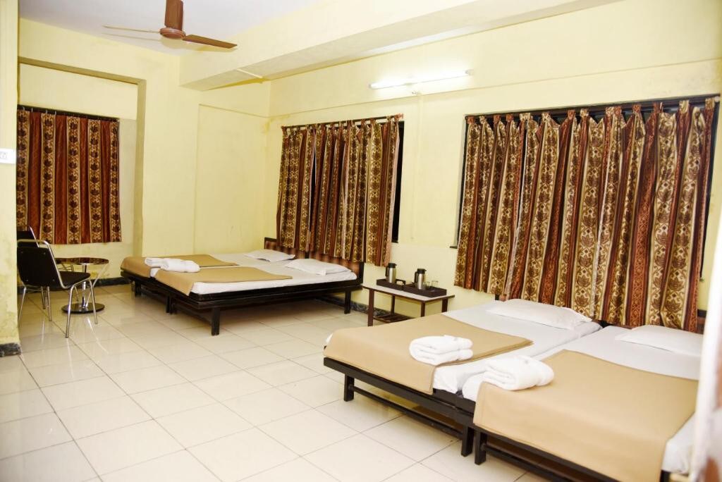 4 Bed AC Room In Hotel Sai Yatri Trimbakeshwar