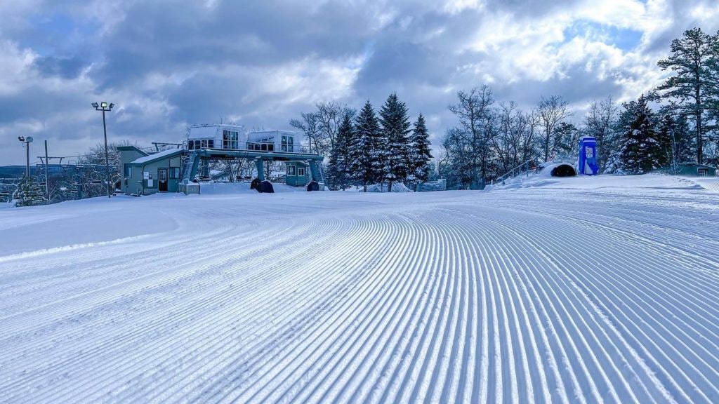 Short walk to ski lodge 25% off ski lifts/tubing!