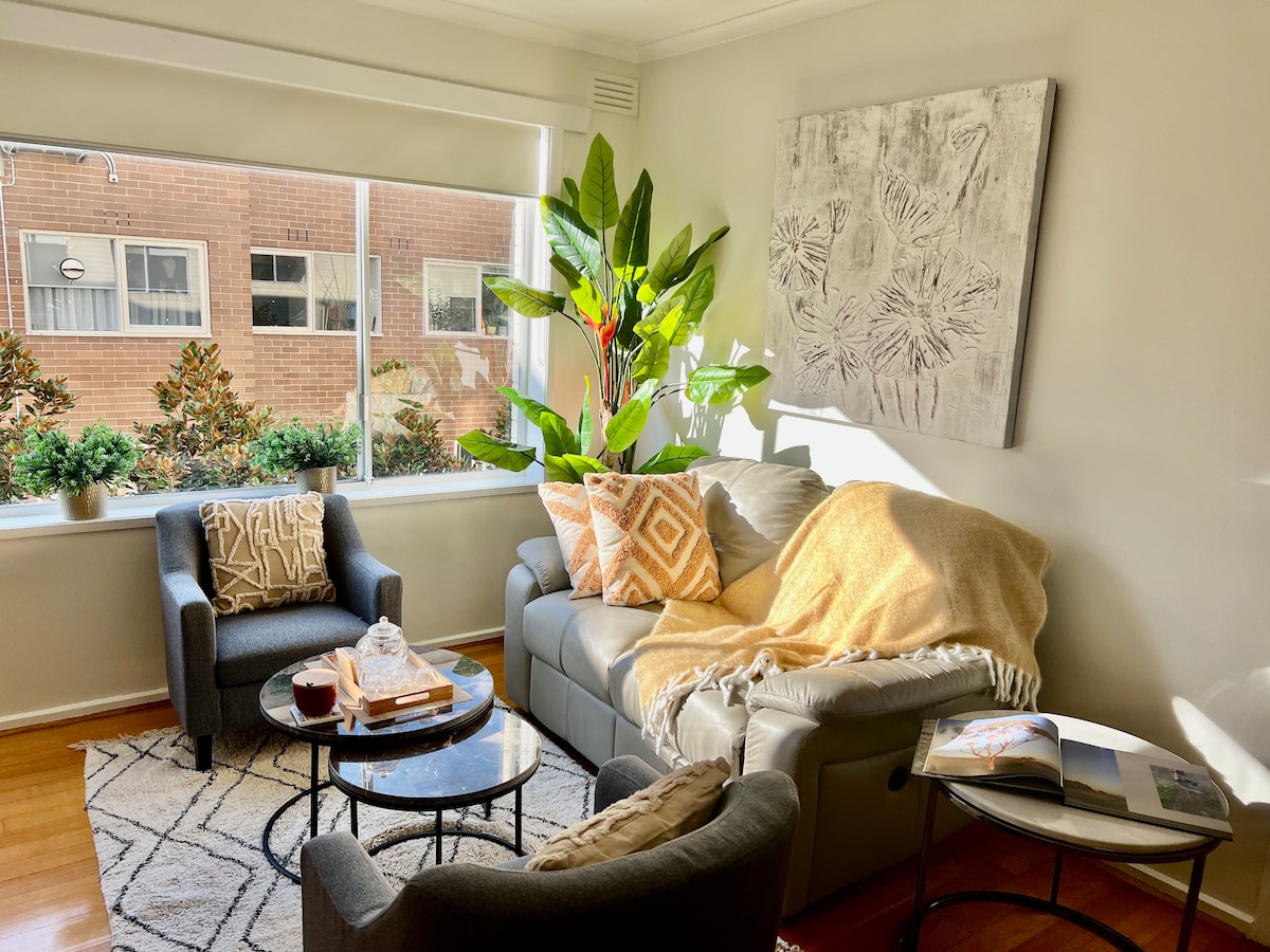 Large two bedroom apartment in Glen Iris