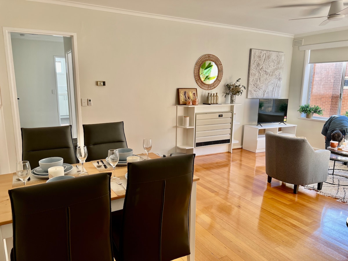 Large two bedroom apartment in Glen Iris