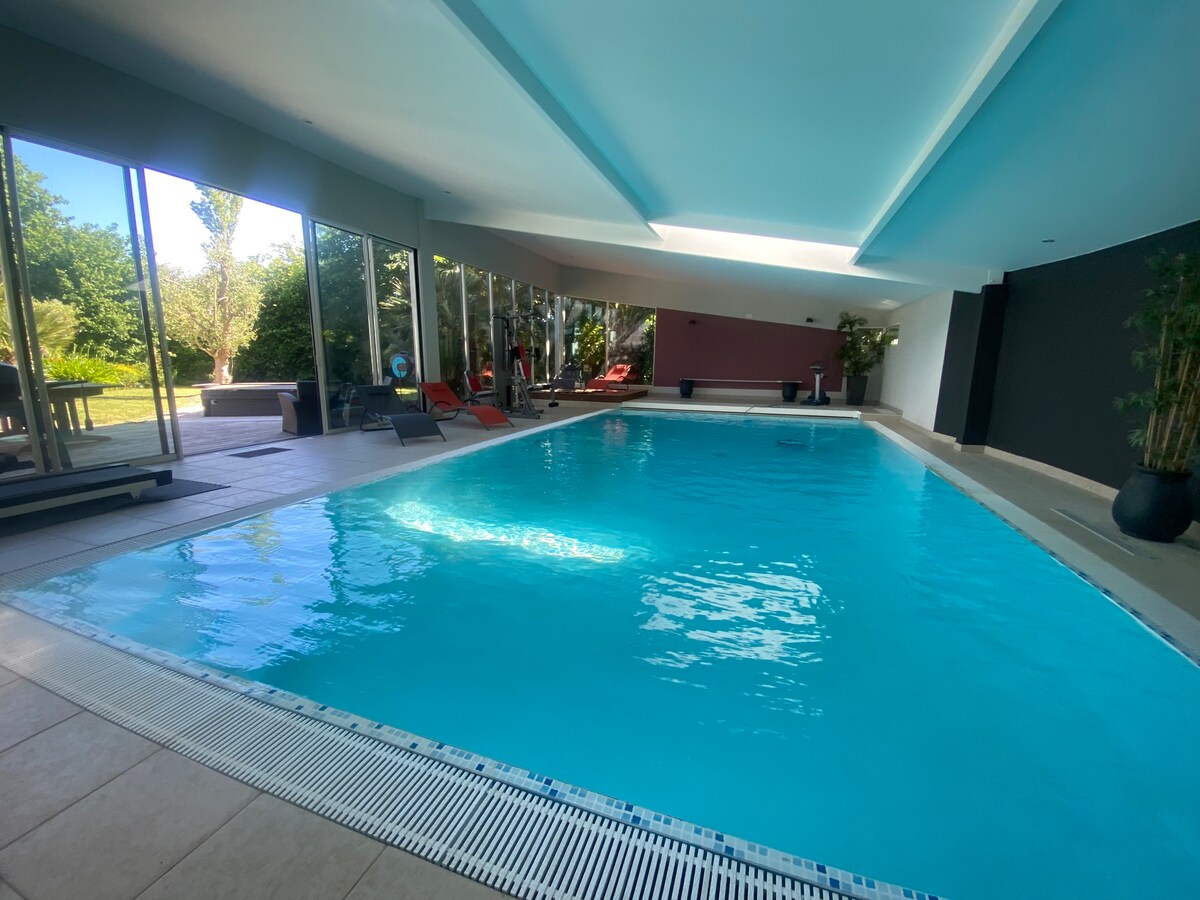 Villa de Luxe avec Piscine Intérieure, Fitness Spa