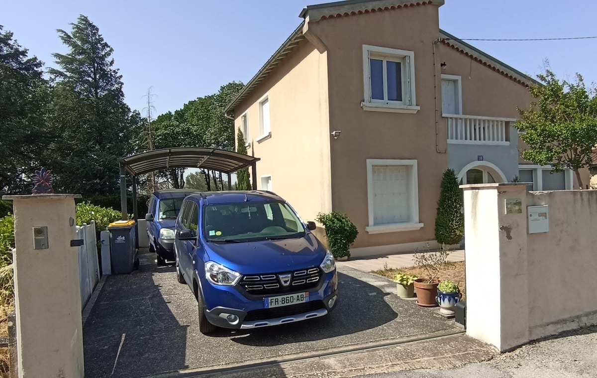 Villa avec parking gratuit sur place