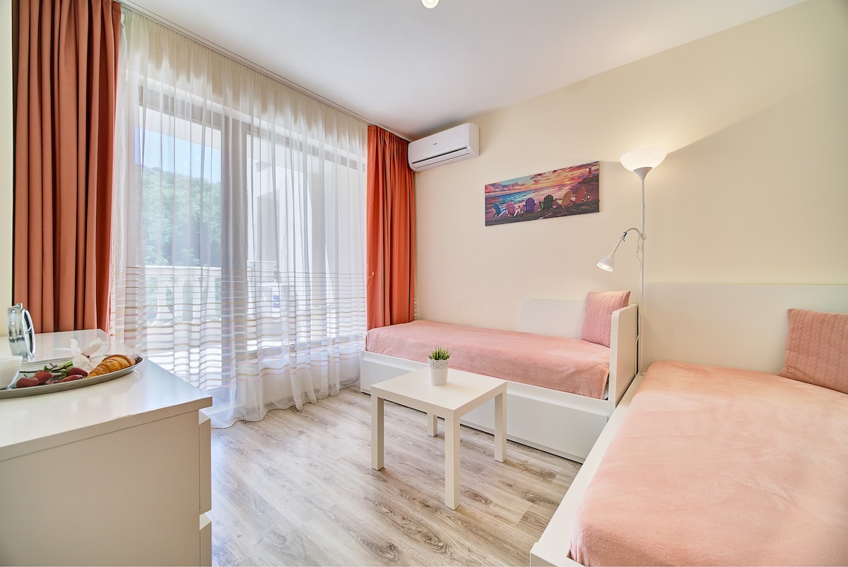 Spacious sea-view apartment at Varna South Bay