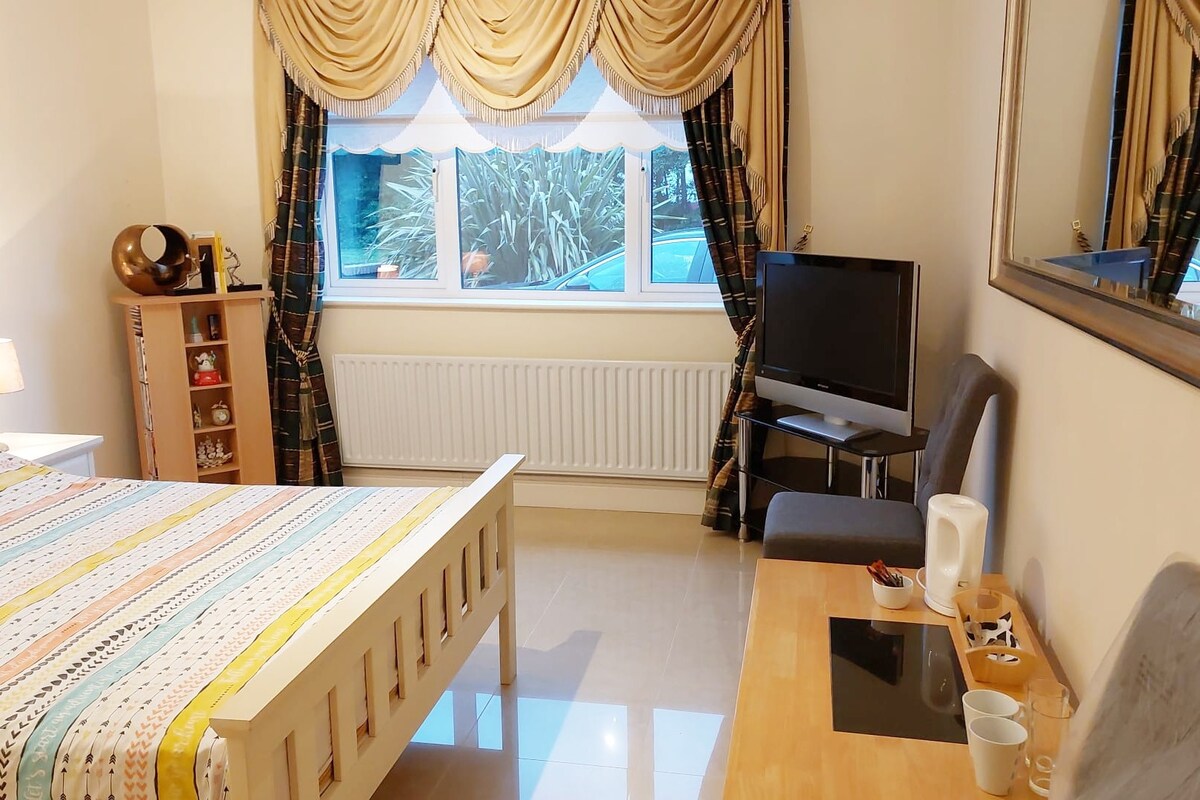 Elegant and Comfy Room- double bed + free parking