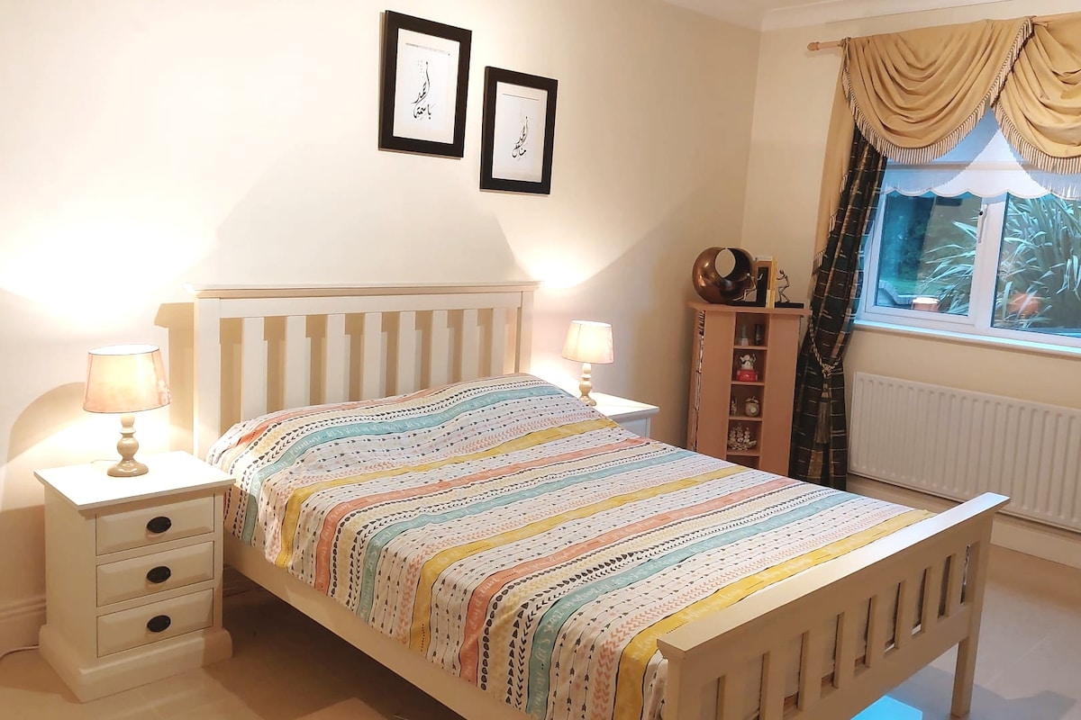 Elegant and Comfy Room- double bed + free parking