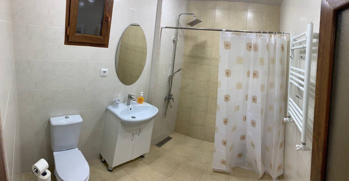 HOMY是位于Gyumri的舒适两层私人住宅