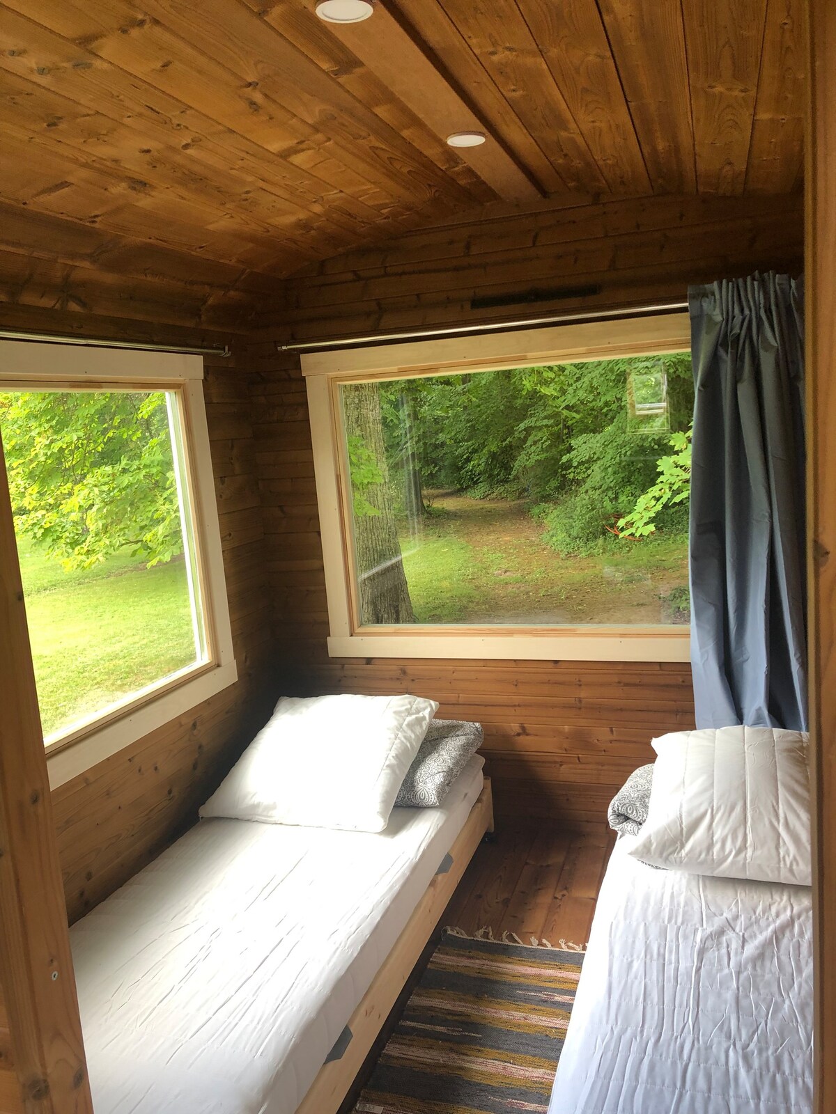 Tiny House scandinave en bois dans parc arboré