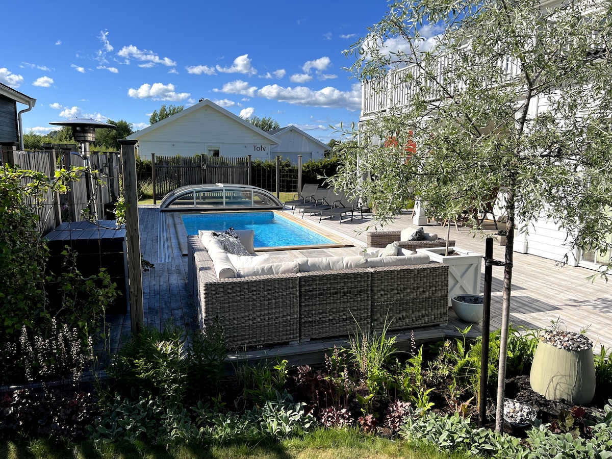 New England villa with pool