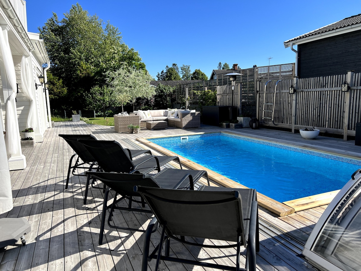 New England villa with pool