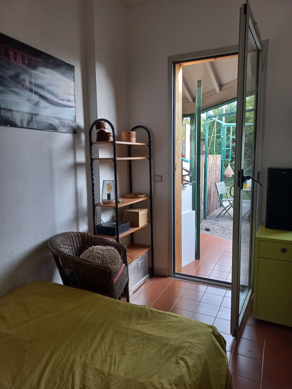 Studio close to Aix  no kitchen, patio,summer pool