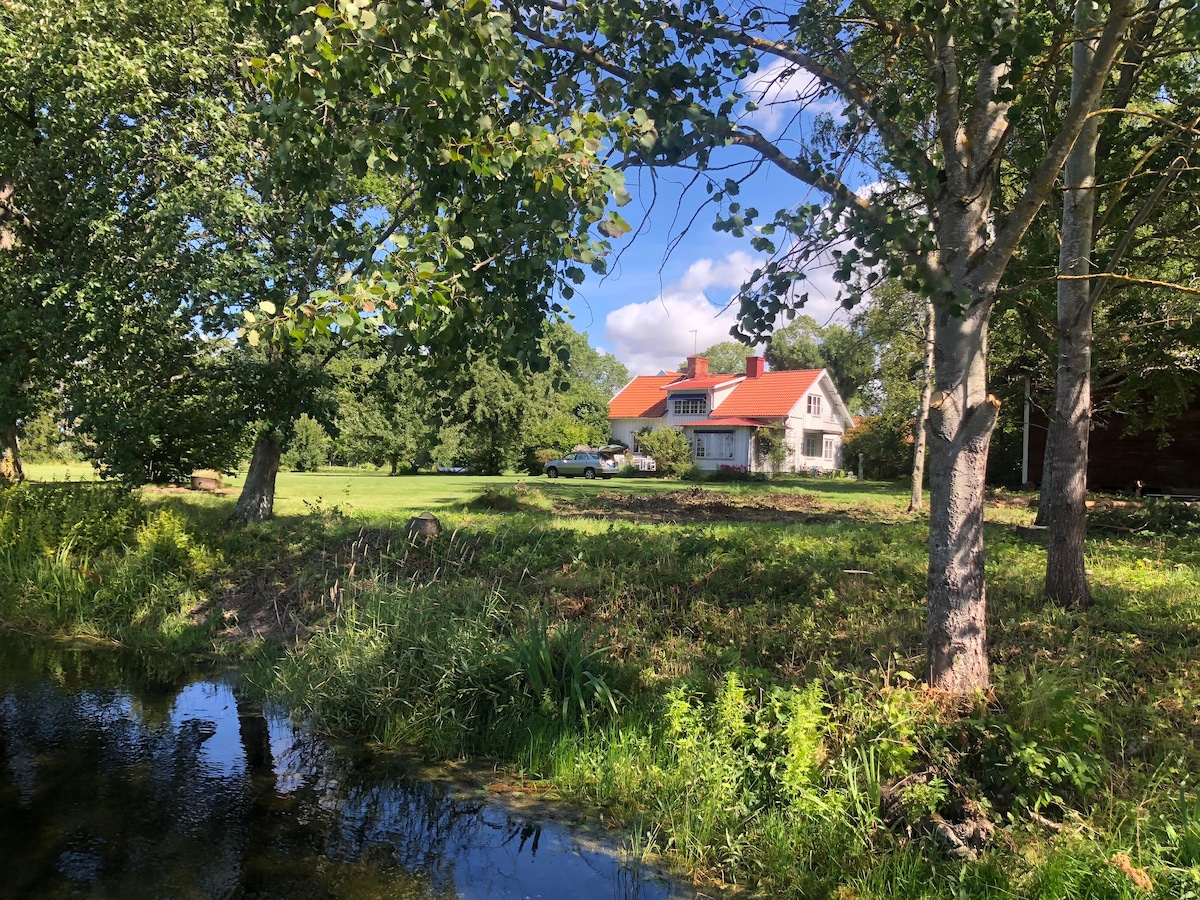 cheerful 3 bedroom farmhouse with fireplace