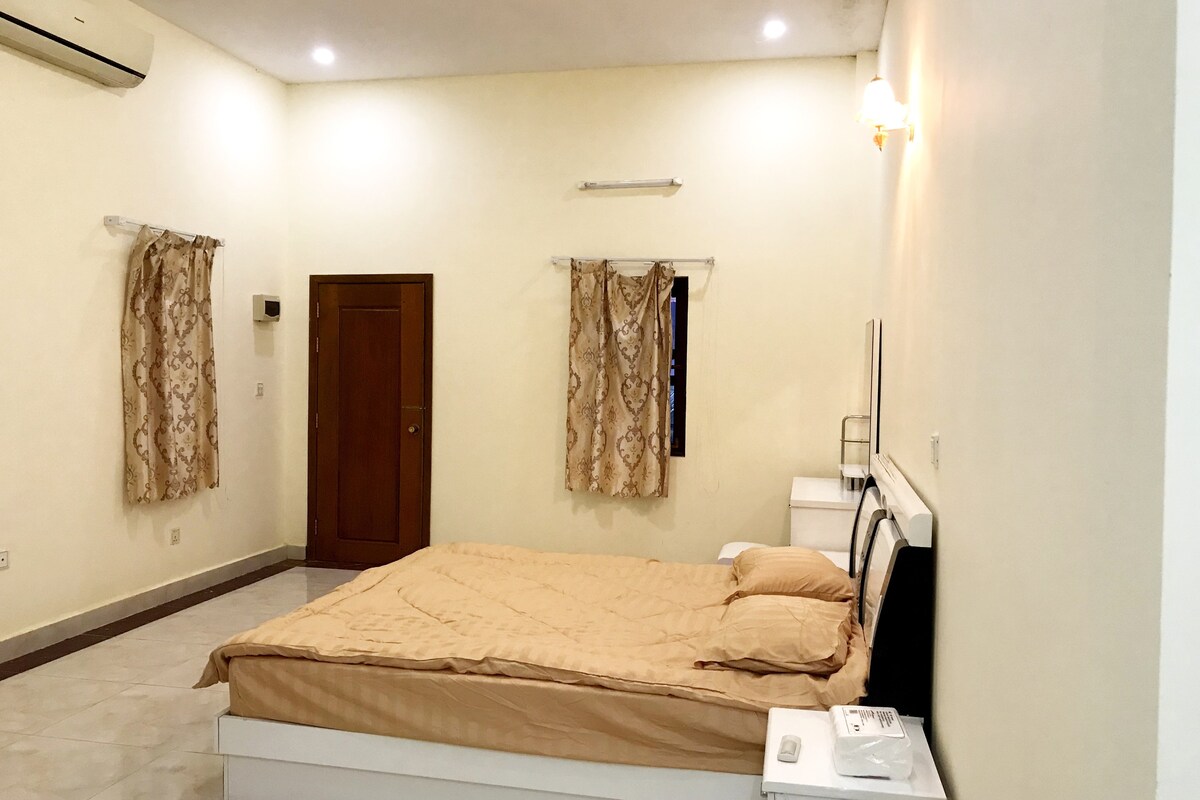 宽敞的套房加大双人床卧室，配备空调和浴室