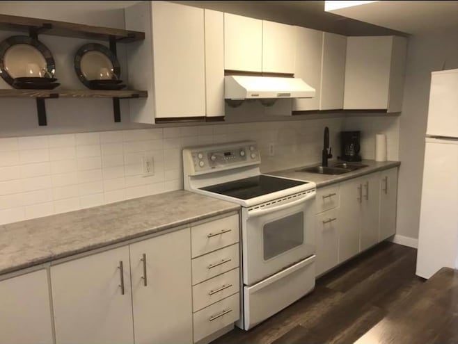 Clean, modern 1 bedrm apartment centrally located