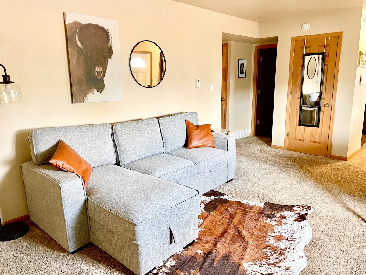 The Classy Cowboy - Spacious 2 BDRM/sleeps 6