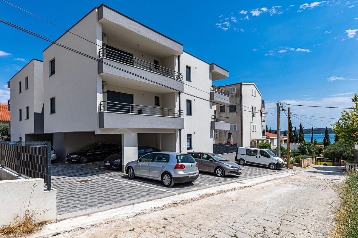 Spacious modern apartment near the sea