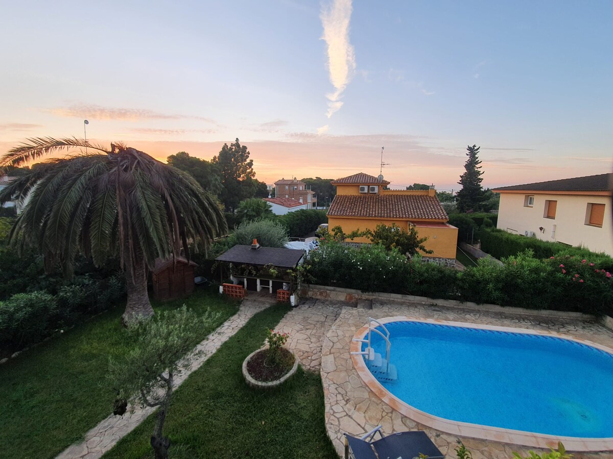 Casa bifamiliar con piscina y jardín en L'ampolla