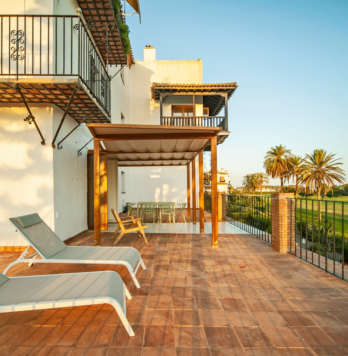 Diseño, relax y golf frente al Mediterráneo