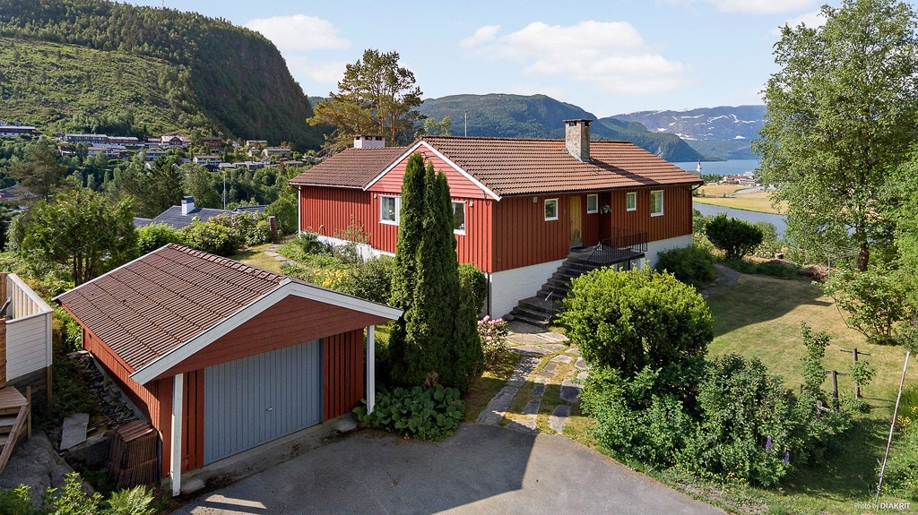 Sjarmerende hus med fantastisk utsikt i Naustdal
