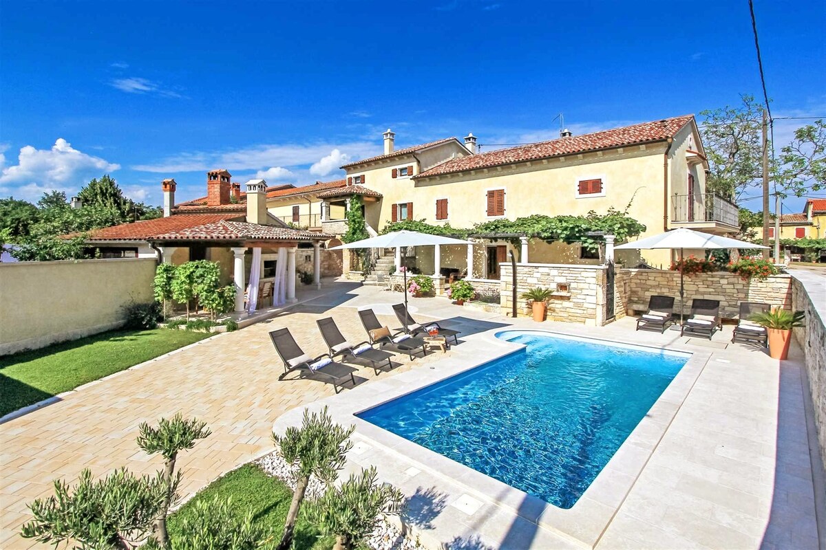 Exquisite villa, massage pool in a gorgeous garden