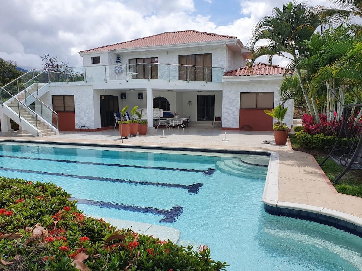 Hermosa finca cerca a Bogotá, piscina privada