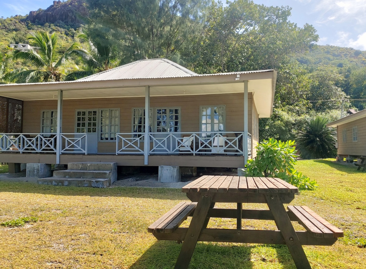 Two Bedroom Beachfront Bungalow - Bed & Breakfast