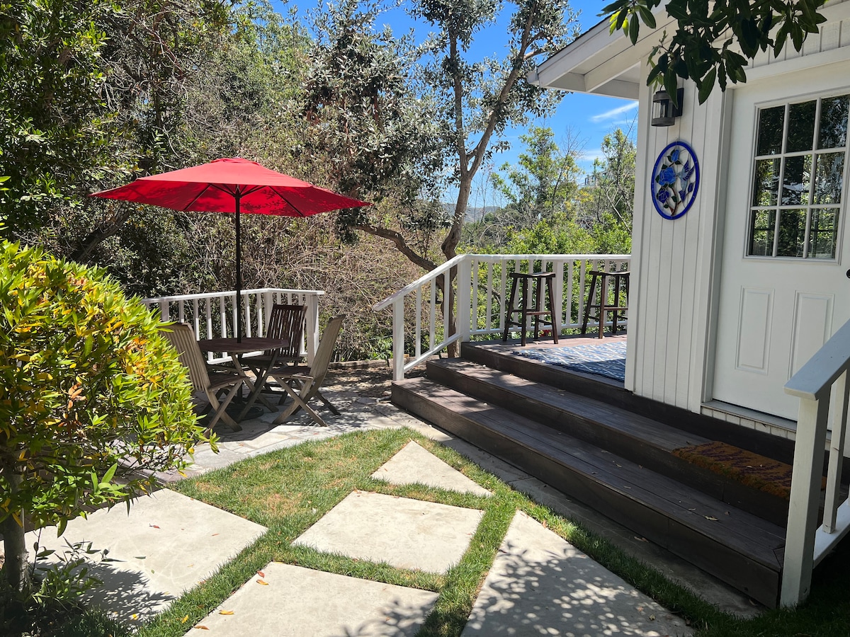 The Farmhouse: Guesthouse w Patio & Hot Tub Access