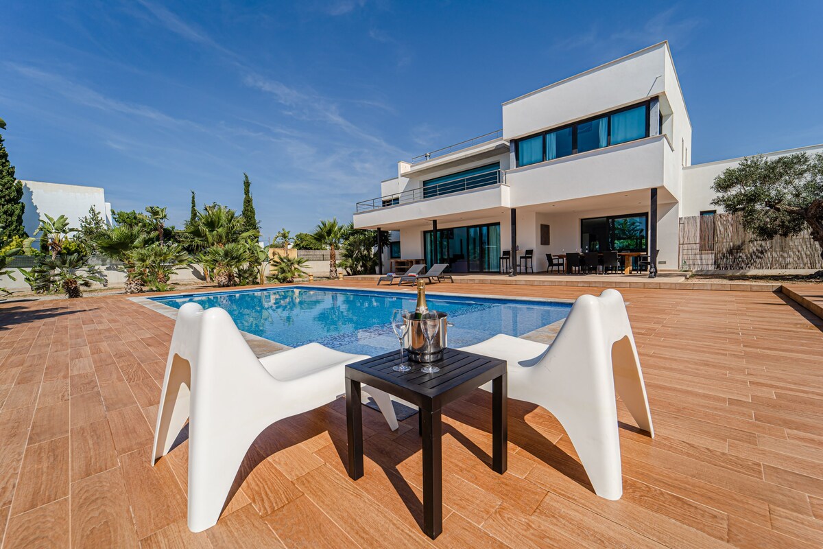 Villa moderna cerca Las Salinas con piscina