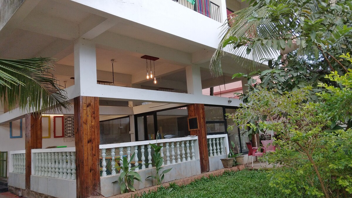 stand alone building with 6 furnished apartment