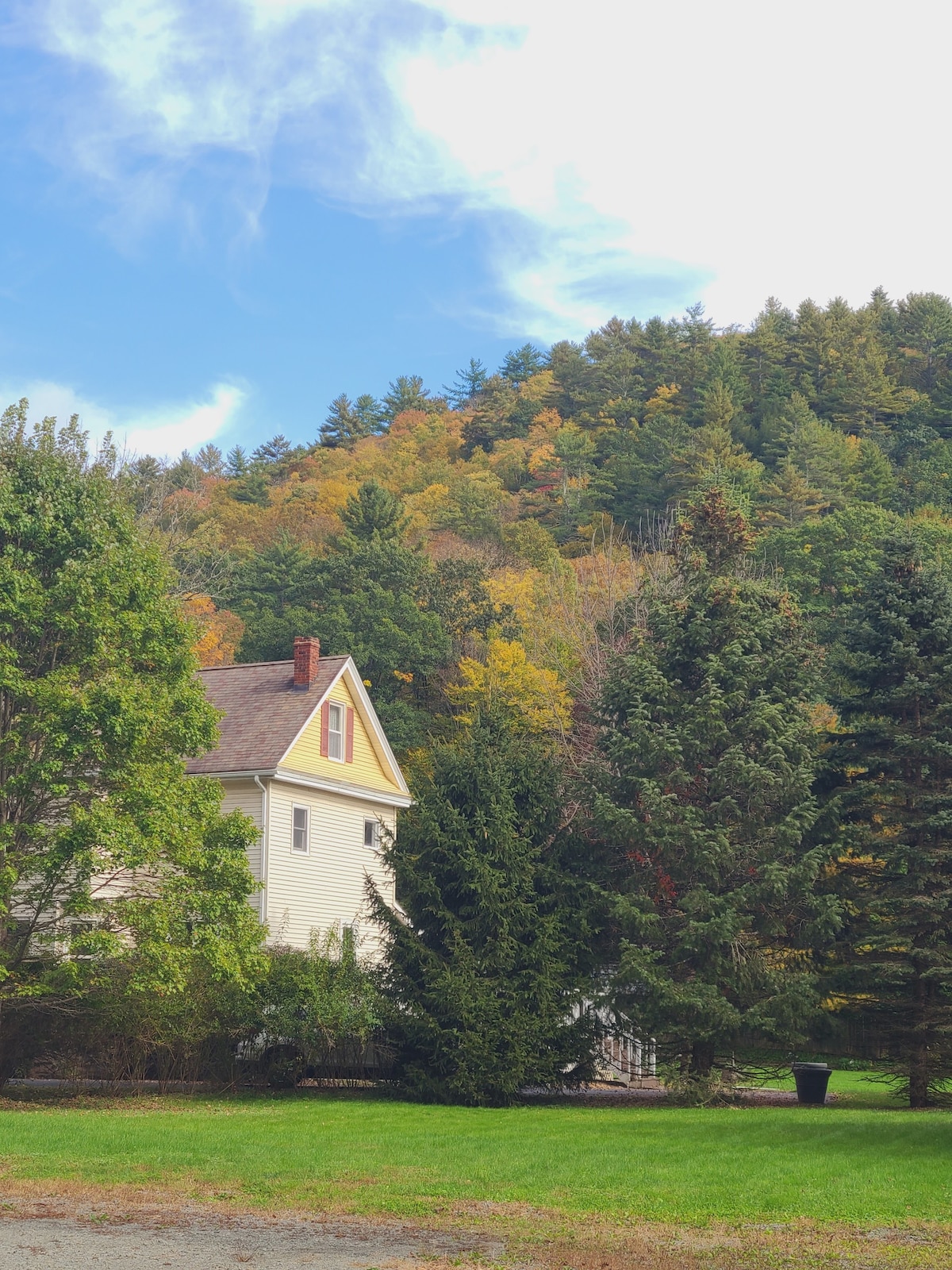 Charming Farmhouse on 1/2 acre, w/creek access