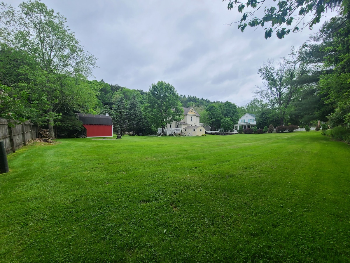 Charming Farmhouse on 1/2 acre, w/creek access