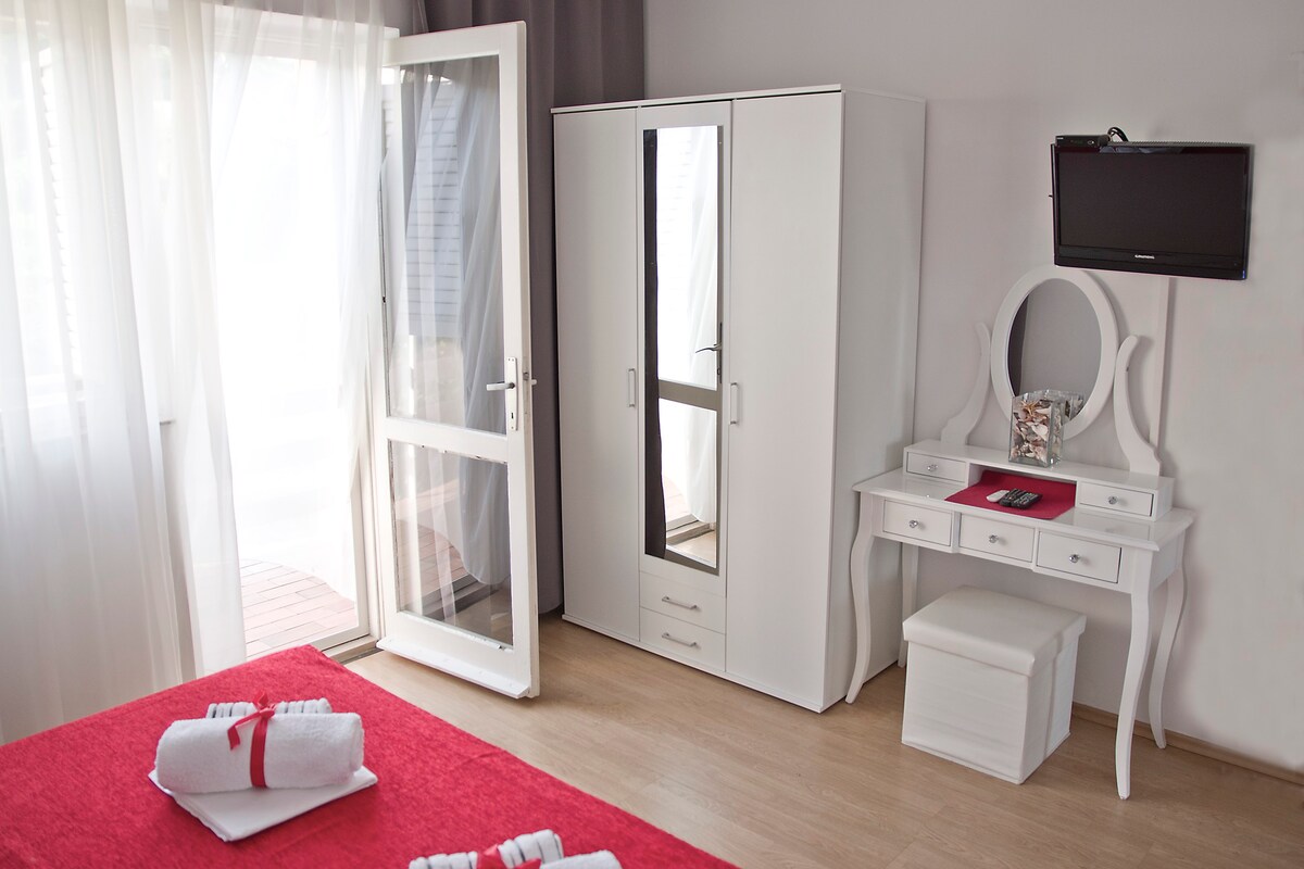 Two-bedroom Apartment Poljak with Terrace