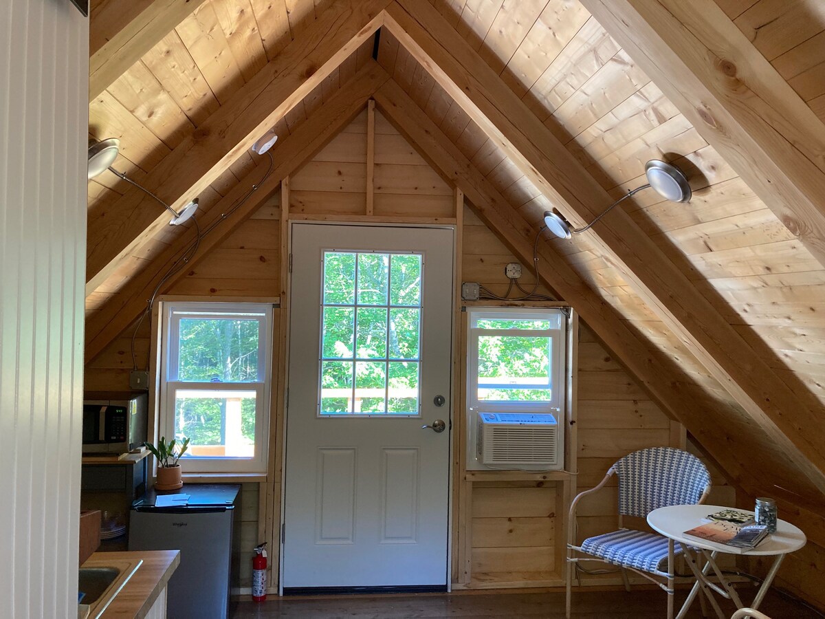 Private tree-top loft 5 minutes from Damariscotta.