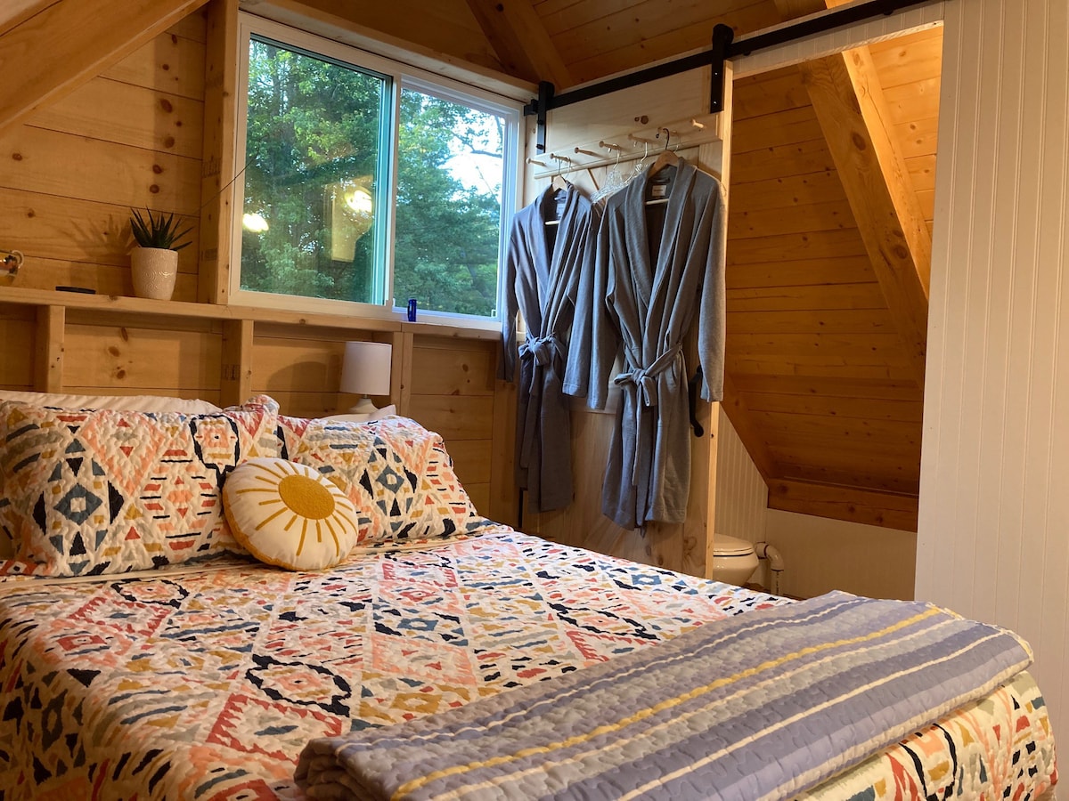 Private tree-top loft 5 minutes from Damariscotta.