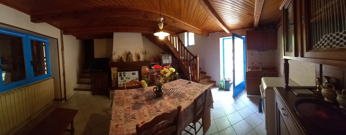 Maison chaleureuse dans un village du sud Aveyron