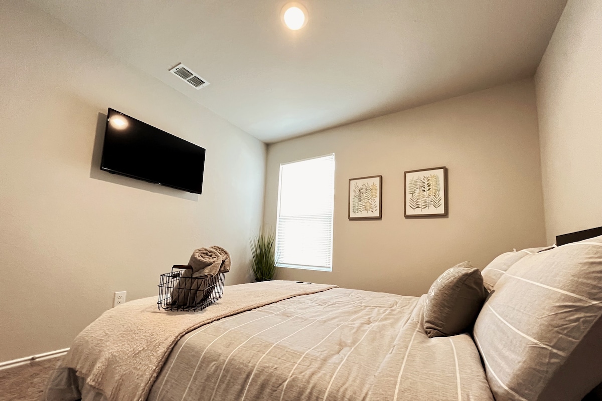Wompi’s Suite Bedroom - SeaWorld San Antonio