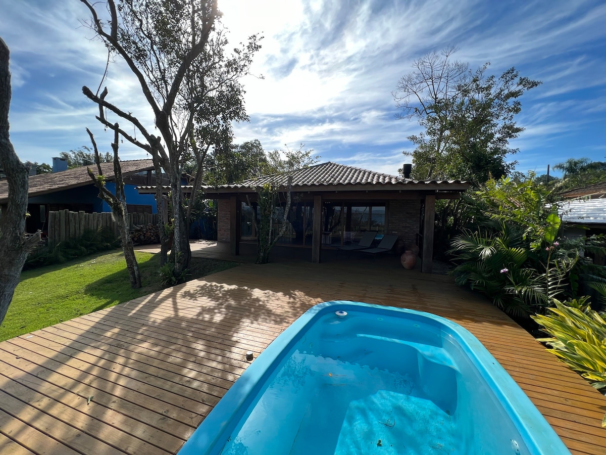 Casa para familia de frente pra lagoa com piscina