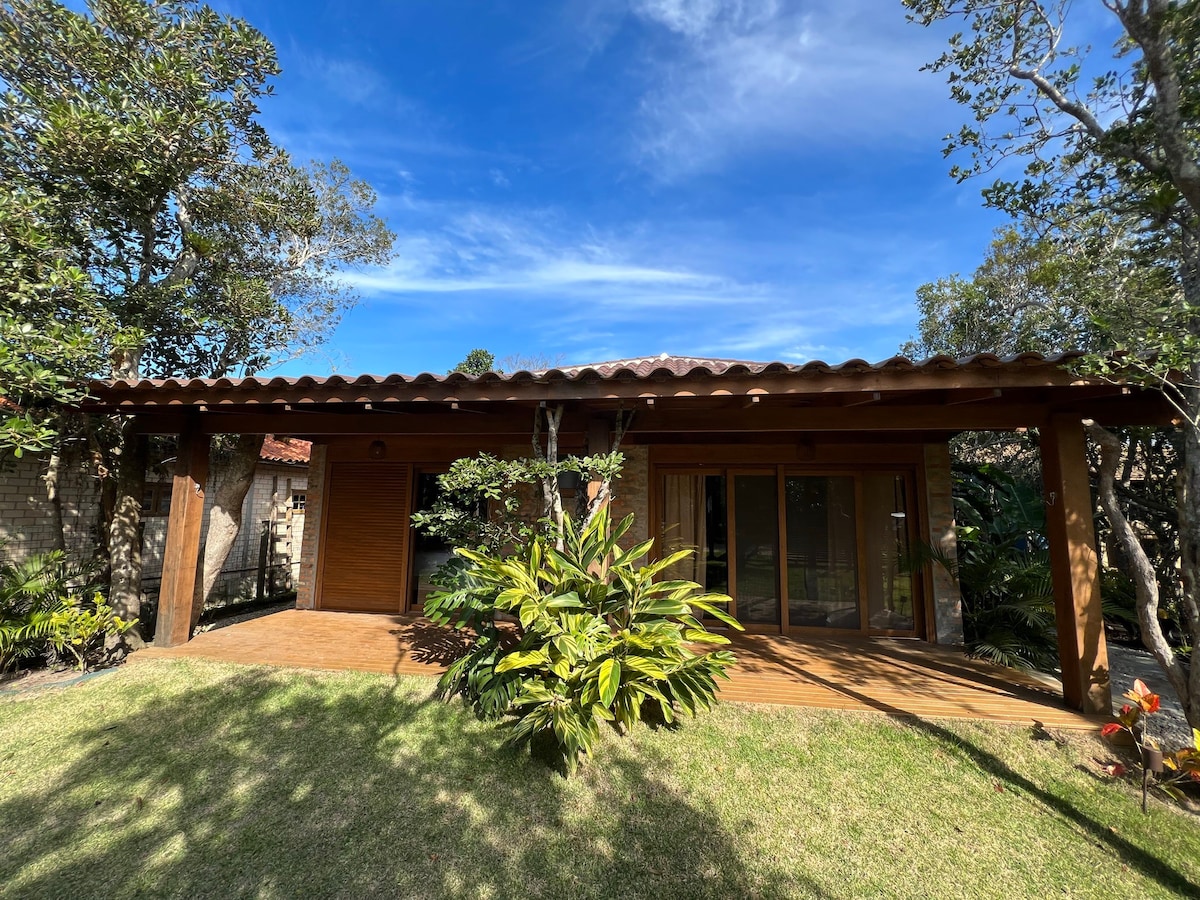 Casa para familia de frente pra lagoa com piscina