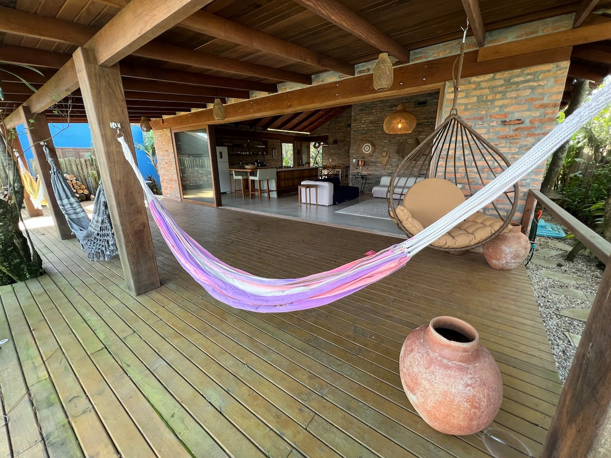 Casa para familia de frente pra lagoa com piscina