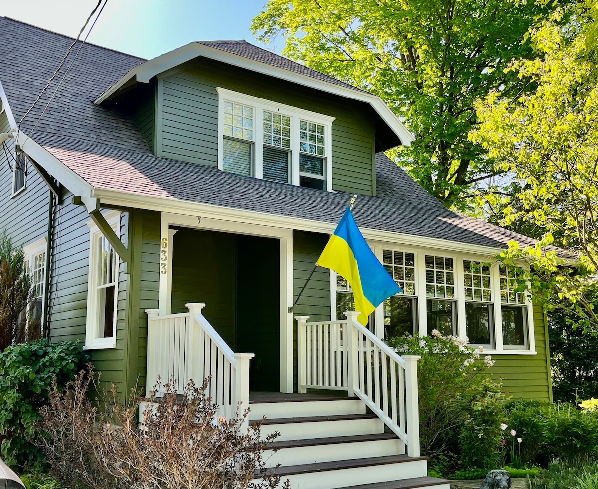 House & Cottage in town-walk everywhere!