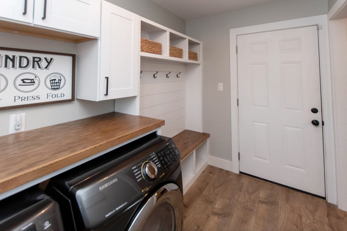 2-Bedroom Guest Suite with Full Kitchen & Garage