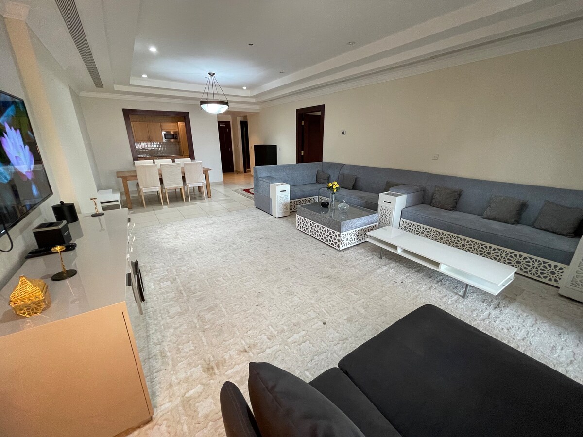 宽敞的客房公寓和带露台的休息室，位于卡塔里（ Qatari ）的最佳位置
