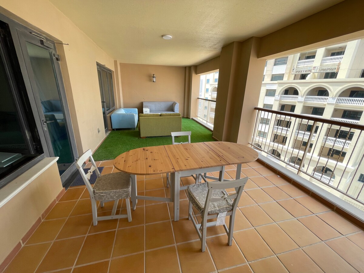 宽敞的客房公寓和带露台的休息室，位于卡塔里（ Qatari ）的最佳位置
