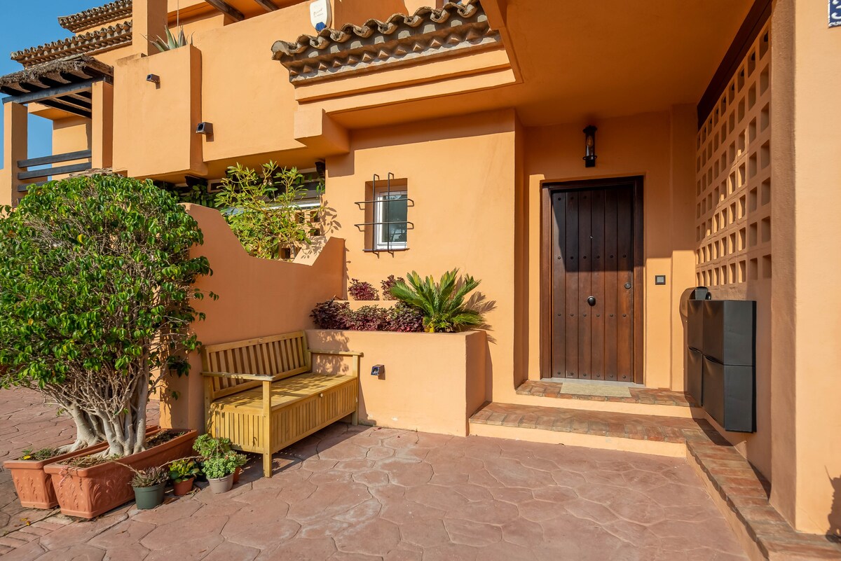 Luxury 5-bedroom townhouse in Puente Romano